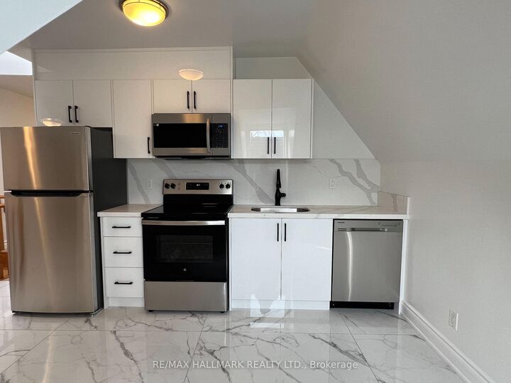 Property Photo: 61 Cecil Street #3 ON M5T 1N5