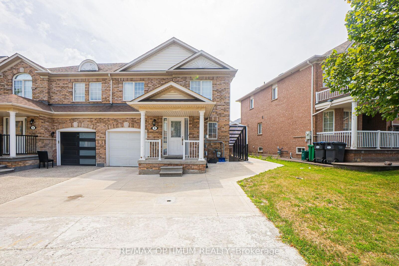 Property Photo: 8 Topiary Lane ON L7A 2K6