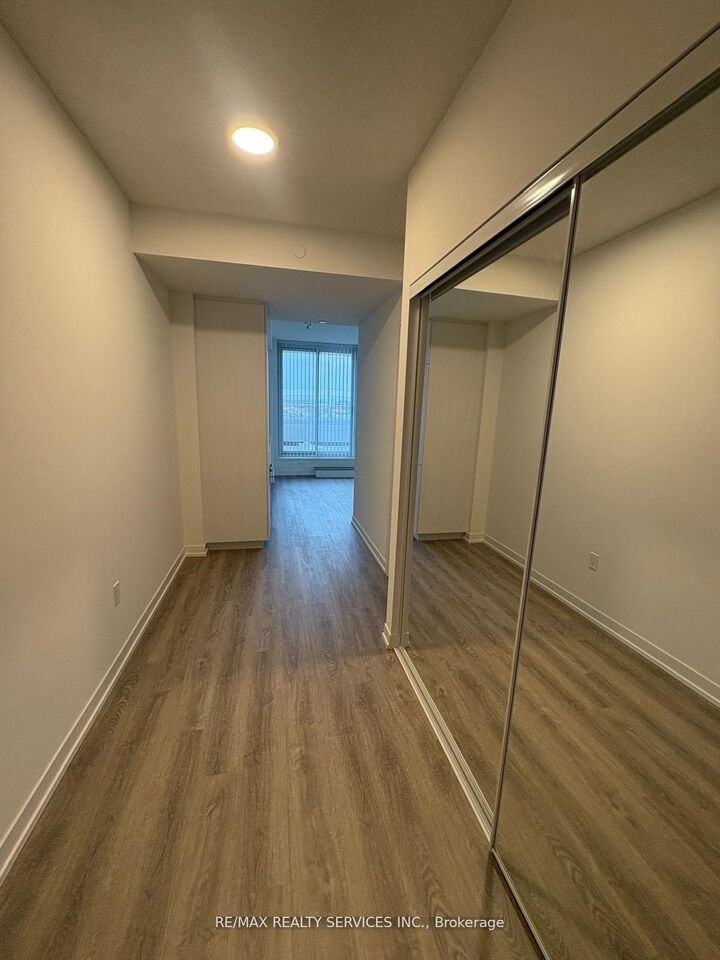 Property Photo:  8 Interchange Way 509  ON L4K 5Z7 
