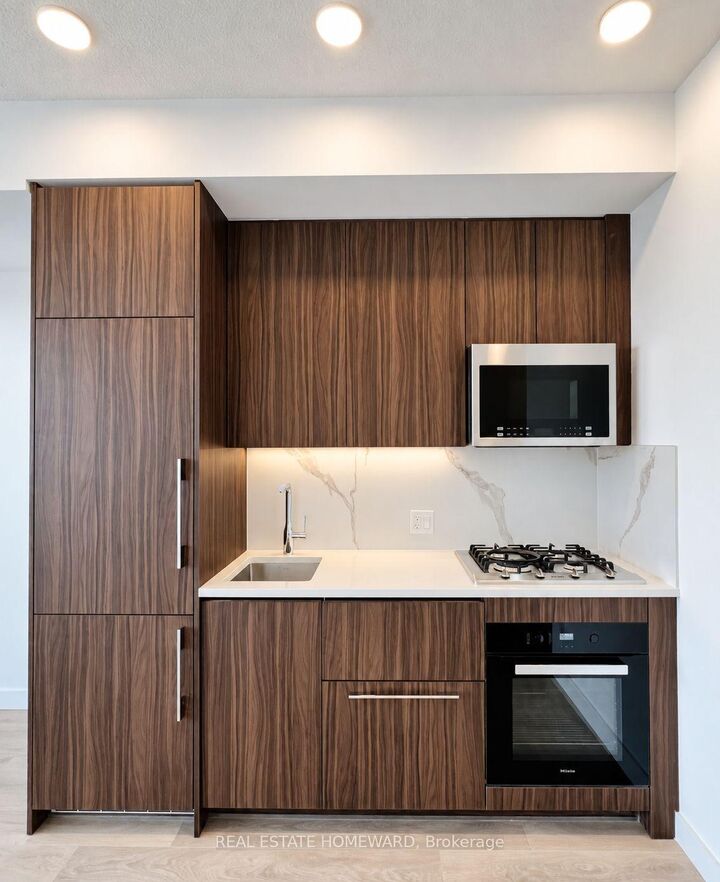 Property Photo:  68 Esther Shiner Boulevard 2707  ON M2K 0J6 