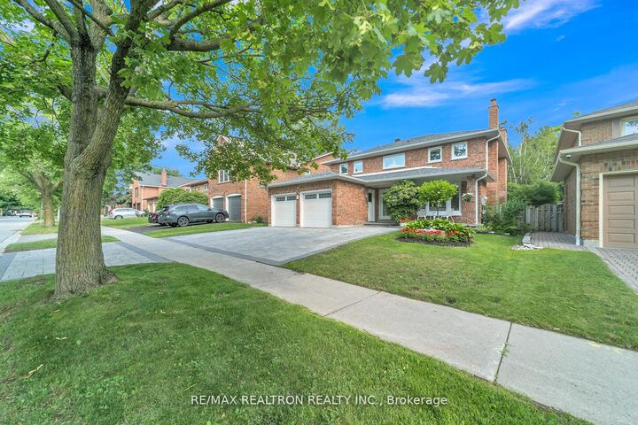 Property Photo: 107 Golf Links Drive ON L4G 3V4