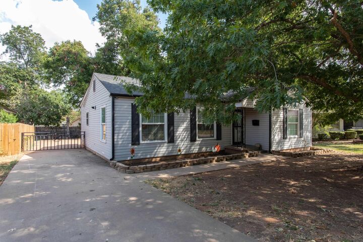 Property Photo: 2605 Hairpin Curve TX 76301