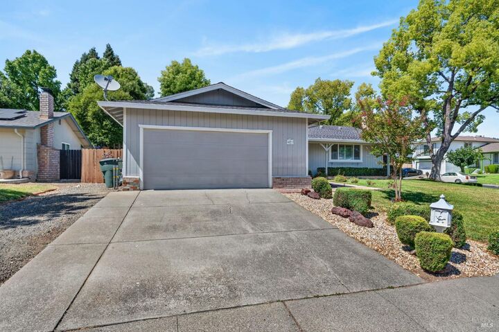 Property Photo: 437 Valencia Lane CA 95688