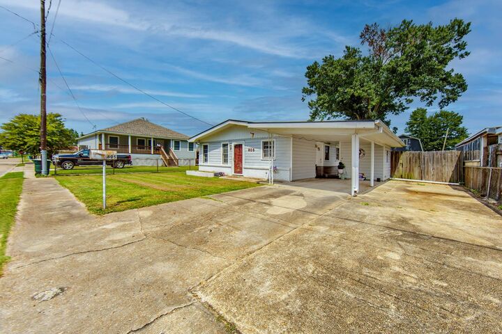 Property Photo: 805 May St LA 70360