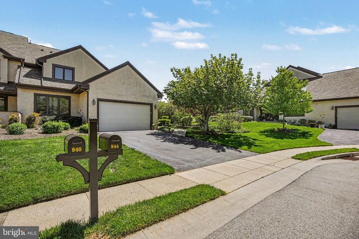 Property Photo:  944 Hedgerow Court  PA 19422 
