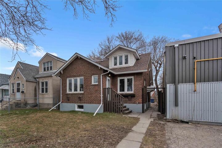 Property Photo:  419 Mountain Avenue  MB R2W 1K5 