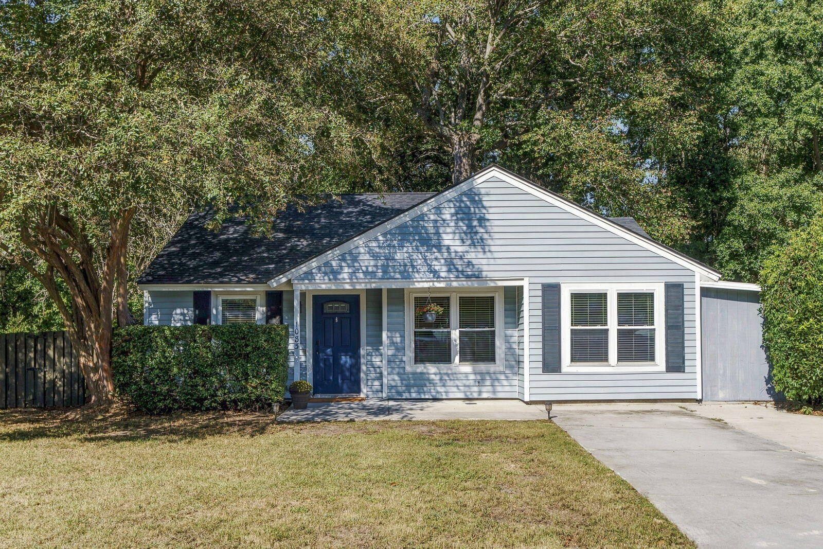 Property Photo:  1083 Oakcrest Drive  SC 29412 