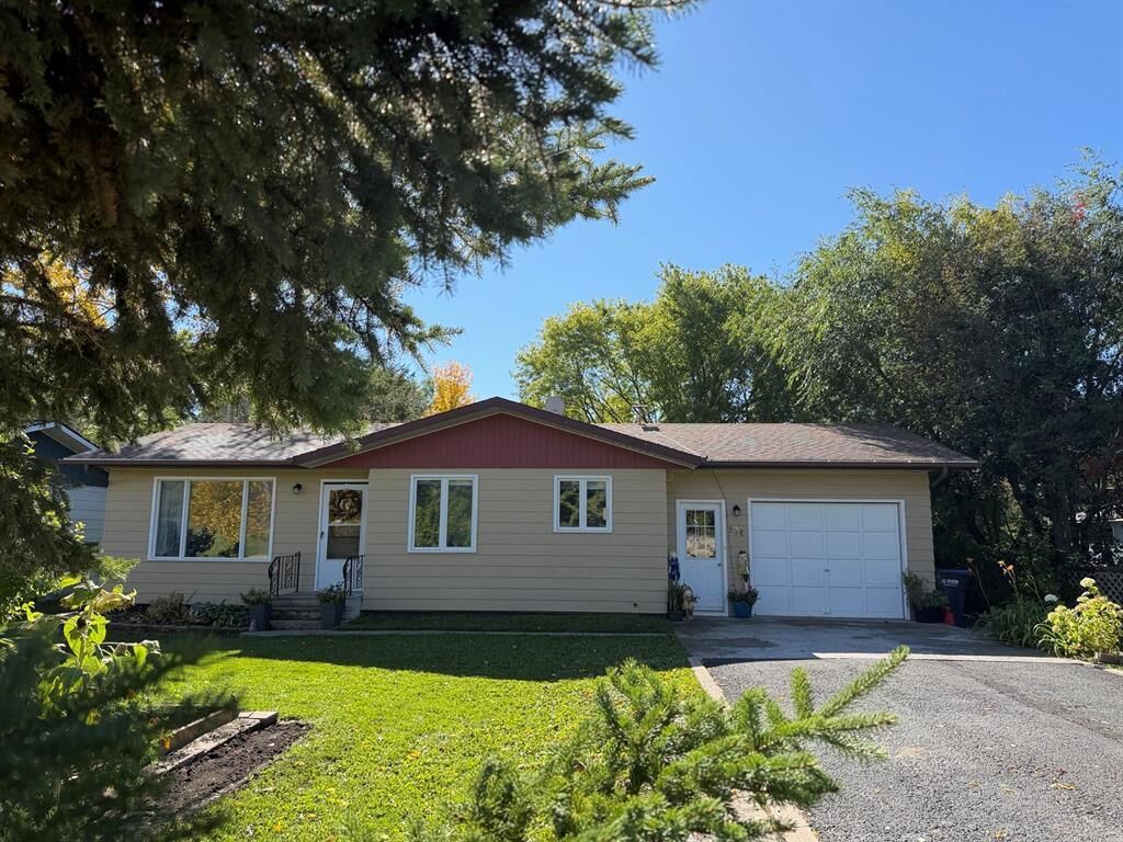 Property Photo:  126 Helena Street  MB R0J 1Z0 