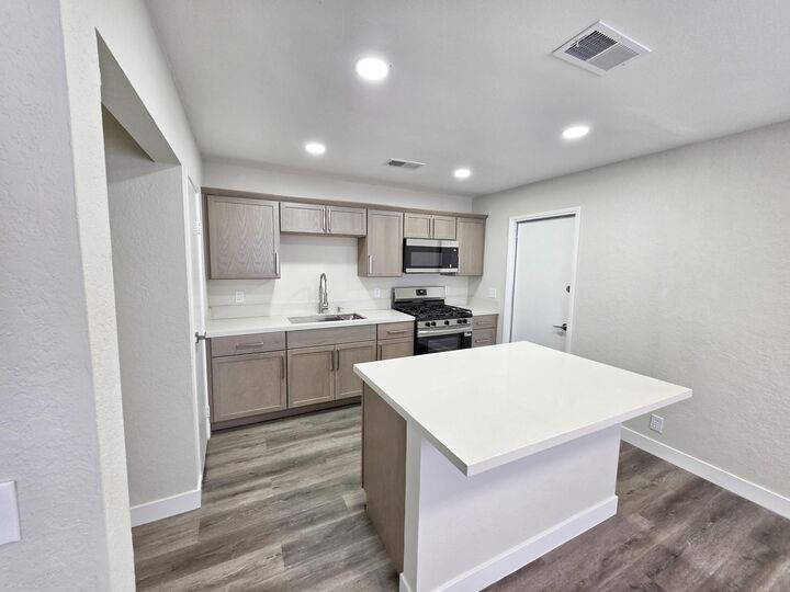 Property Photo: 43186 Nairobi Drive CA 92201