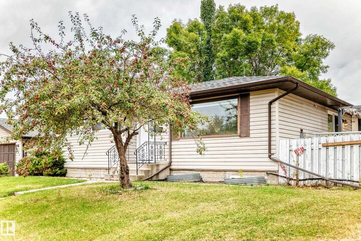 Property Photo:  6104 149 Avenue NW  AB T5A 1V8 