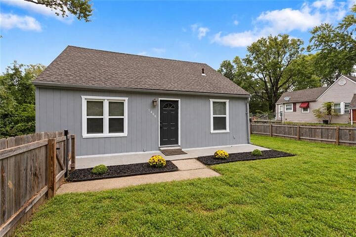 Property Photo: 1400 E Hayward Avenue MO 64050