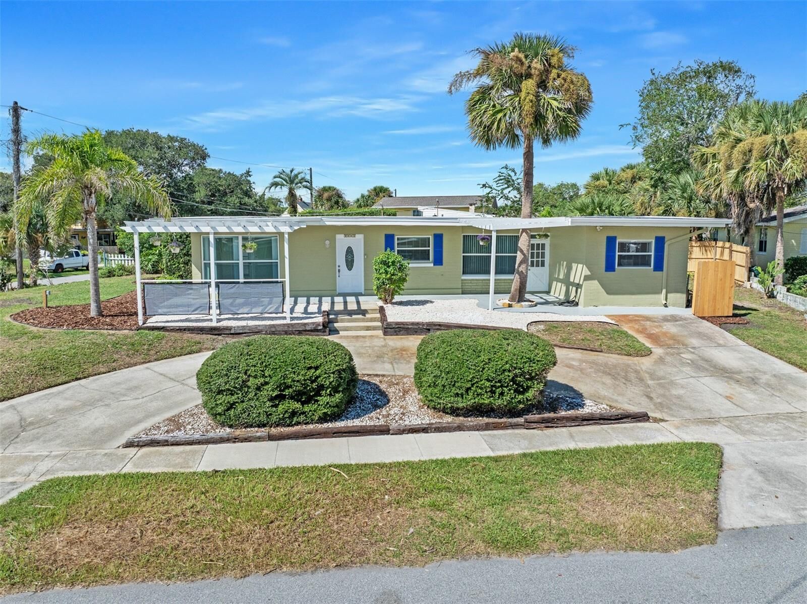 Property Photo:  2001 N Oleander Avenue  FL 32118 