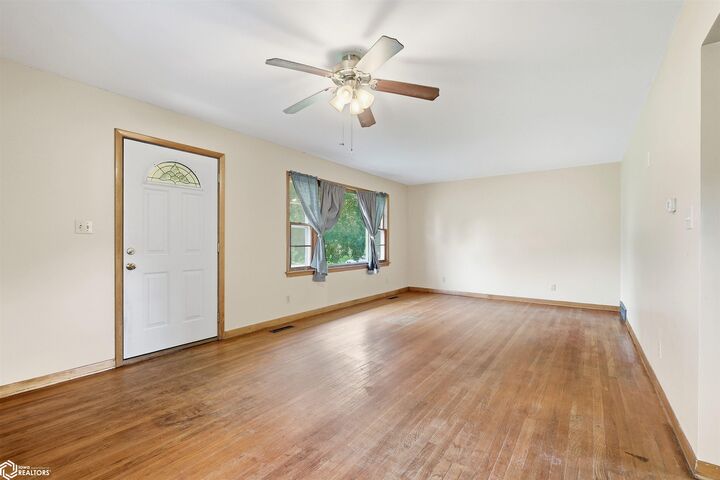 Property Photo:  306 4th St  IA 50635 