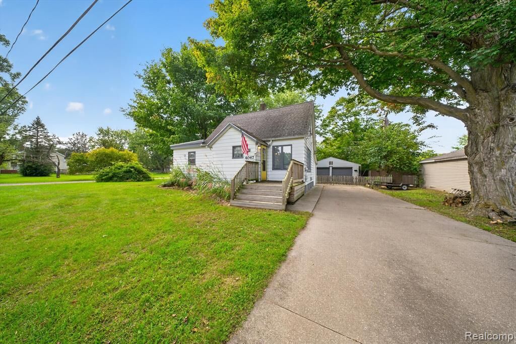 Property Photo:  4047 N Vassar Road  MI 48506 1734 