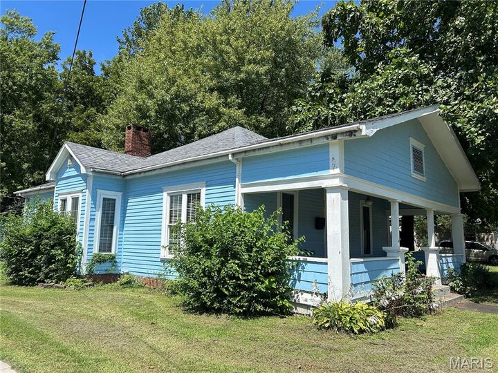 Property Photo: 1003 N Walnut Street IL 62056