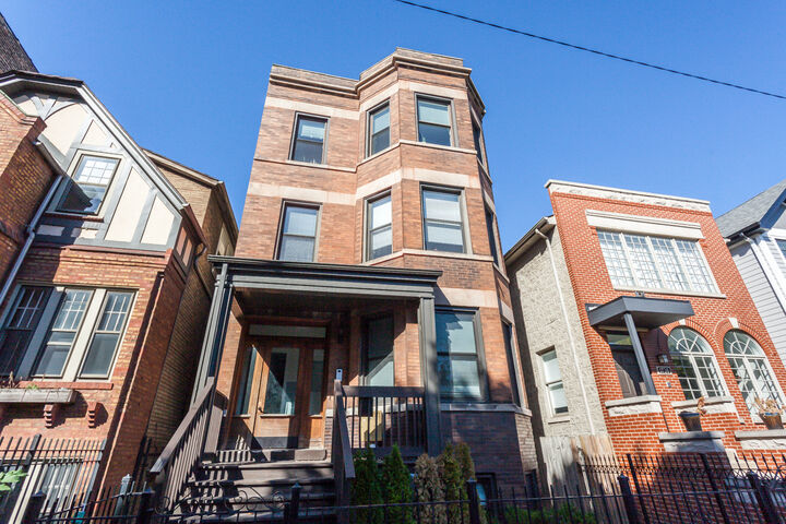 Property Photo: 1740 W Henderson Street 3 IL 60657