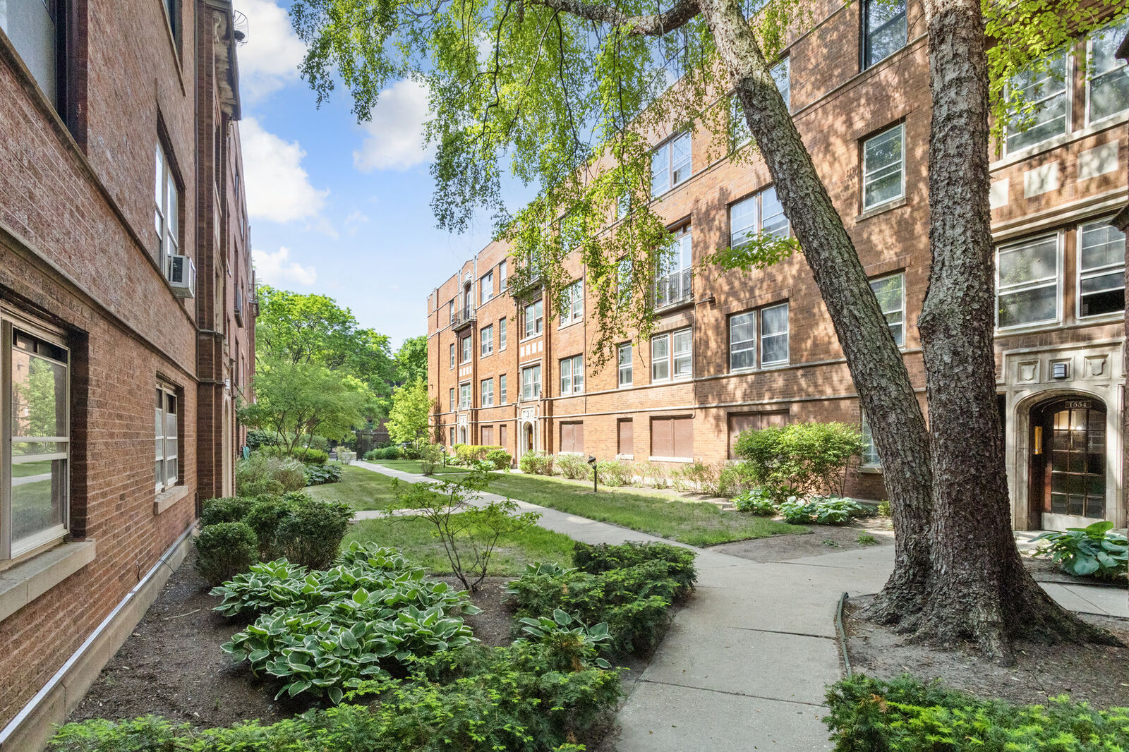 Property Photo:  1558.5 W Juneway Terrace 1T  IL 60626 