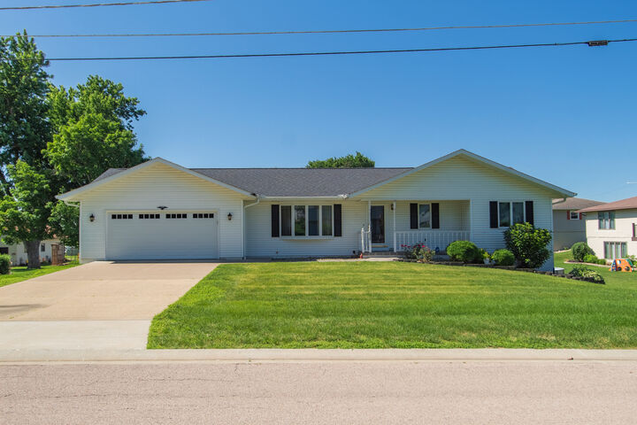 Property Photo:  1008 1st Avenue  IL 61252 