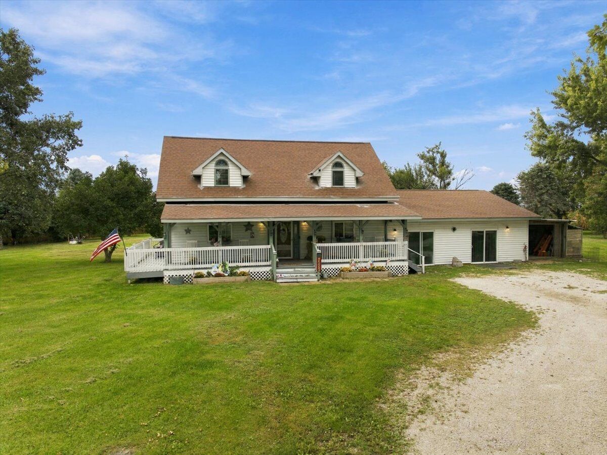 Property Photo:  2898 County Road 1400 N  IL 61738 