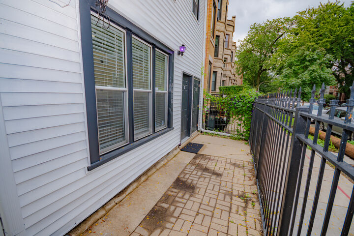 Property Photo:  1618 N Rockwell Street 1  IL 60647 