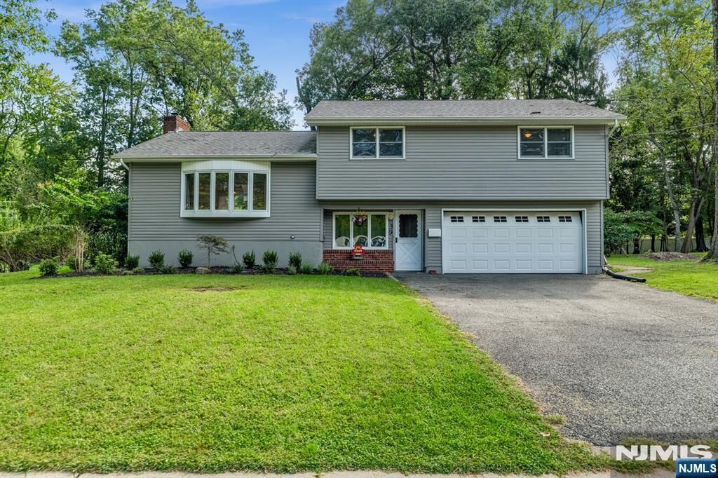 Property Photo:  30 Smithfield Road  NJ 07463 
