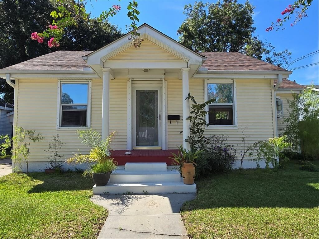 Property Photo:  200 Claiborne Court  LA 70121 