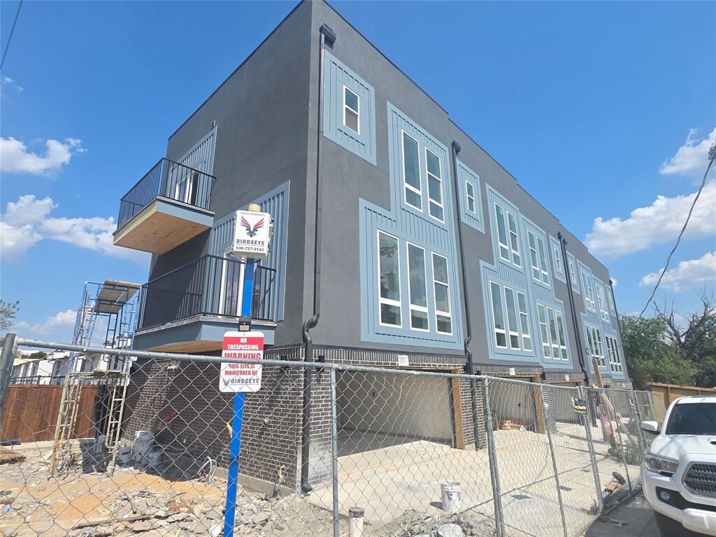 Property Photo:  2514 Lucas Drive 101-105  TX 75219 