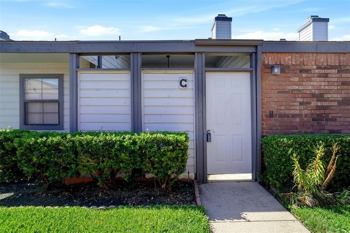 Property Photo: 636 Bellaire Drive C TX 76053