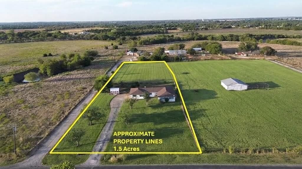 Property Photo:  203 Farrar Road  TX 75165 