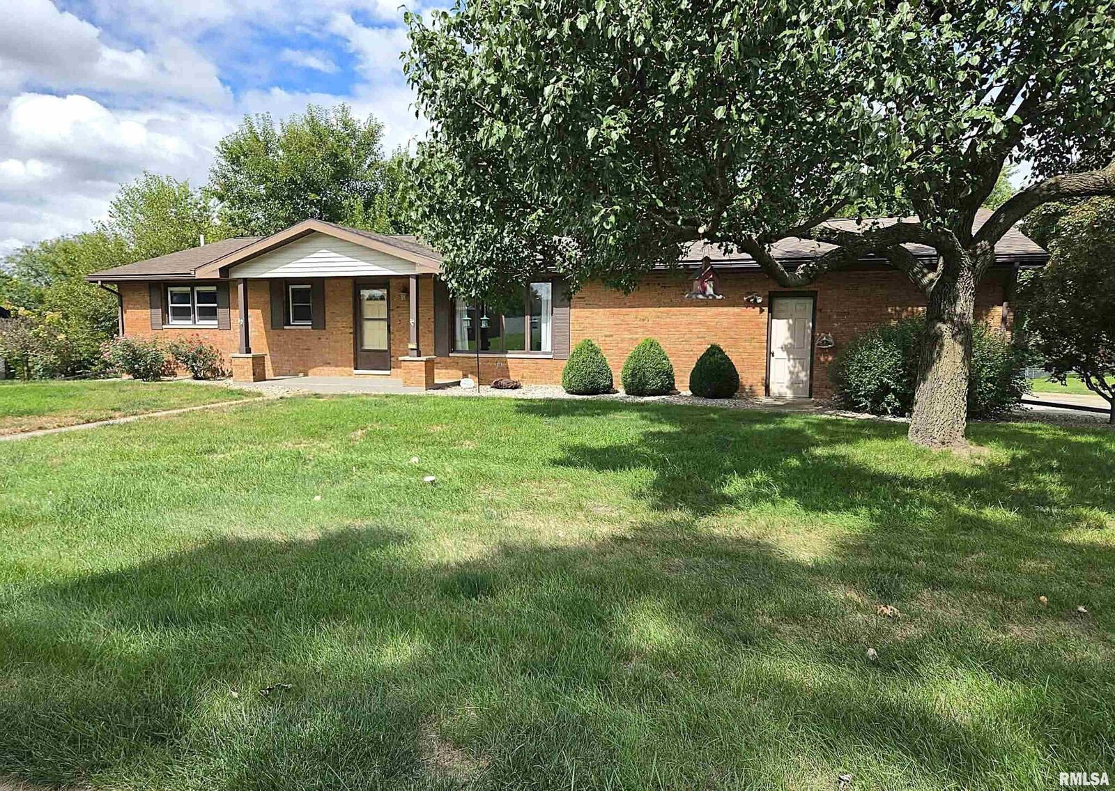 Property Photo:  2107 N Arrowood Court  IL 62305 