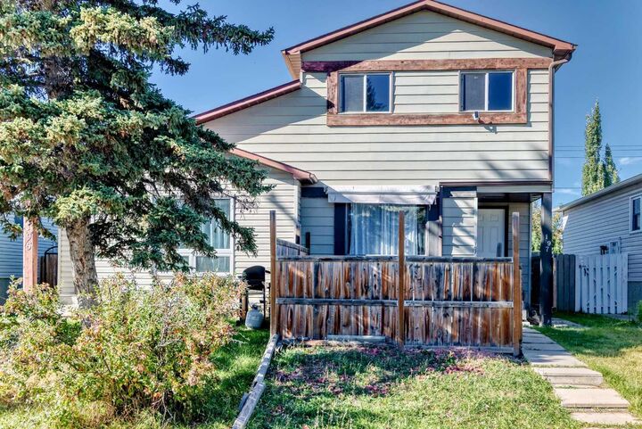 Property Photo:  197 Cedardale Road SW  AB T2W 5A8 