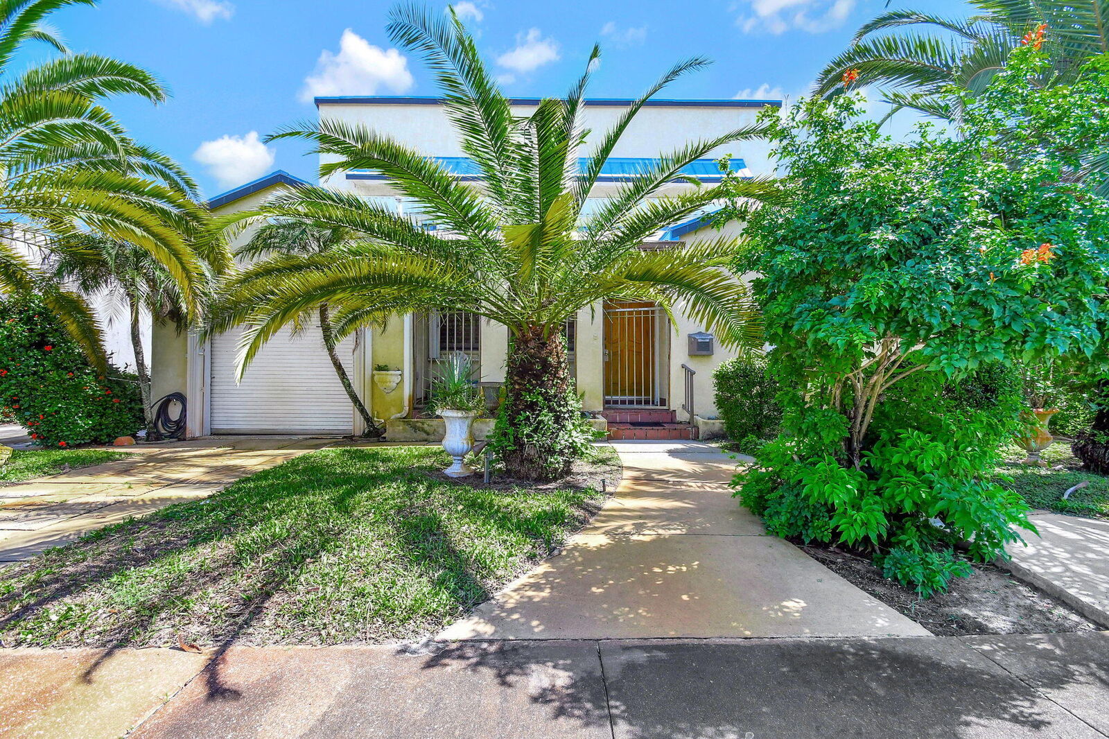 Property Photo: 124 S Palmway FL 33460