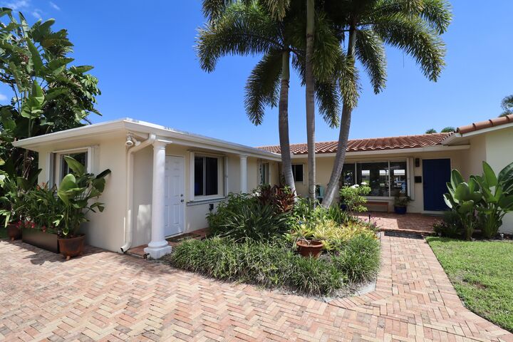 Property Photo:  2208 NE 19th Avenue  FL 33305 
