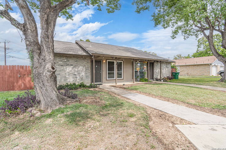 Property Photo:  5207 Gawain  TX 78218 