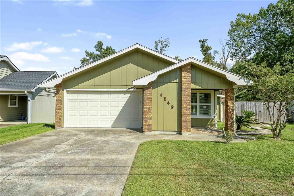 Property Photo:  4249 Holly Hill Court  LA 70605 