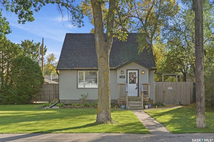 Property Photo:  1109 Oxford Street  SK S7K 0Y5 