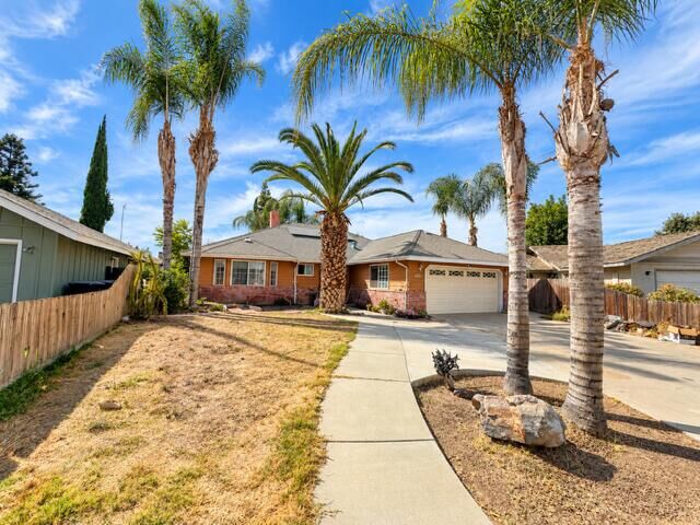 Property Photo:  1621 N Maple Street  CA 93292 