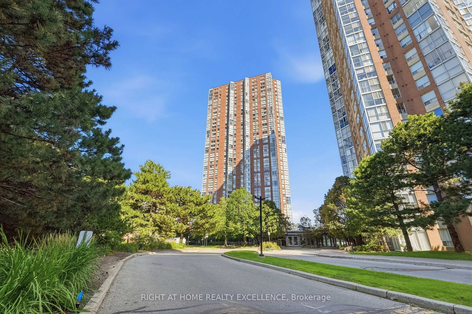 Property Photo:  7 Concorde Place 3703  ON M3C 3N4 