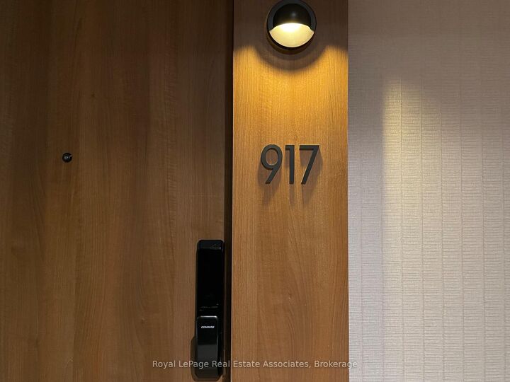 Property Photo:  21 Park Street E 917  ON L5G 1L7 