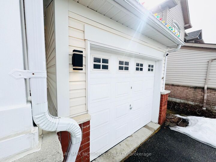 Property Photo:  33 Palomino Place  ON L1R 2V5 