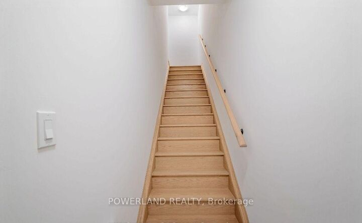 Property Photo:  22 Lytham Green Circle 18  ON L3Y 0H5 