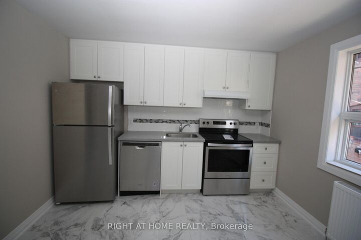 Property Photo:  2 Glen Gordon Road 4  ON M6P 1B8 