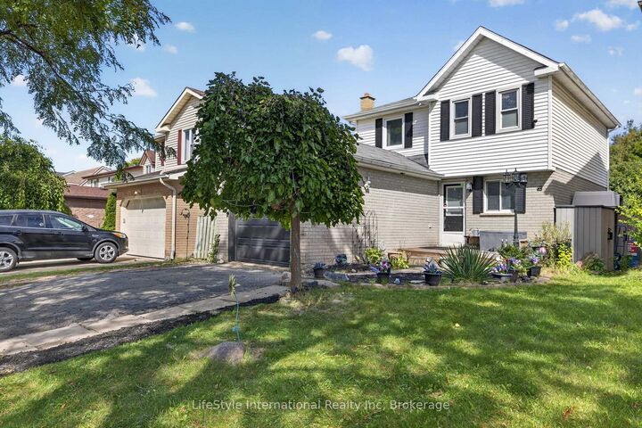 Property Photo:  18 Camrose Court  ON N2M 5J4 