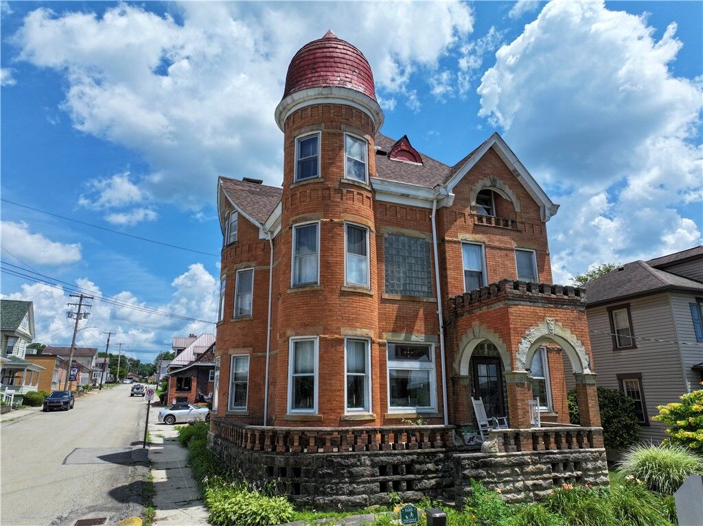 Property Photo:  404 Walnut St  PA 15681 