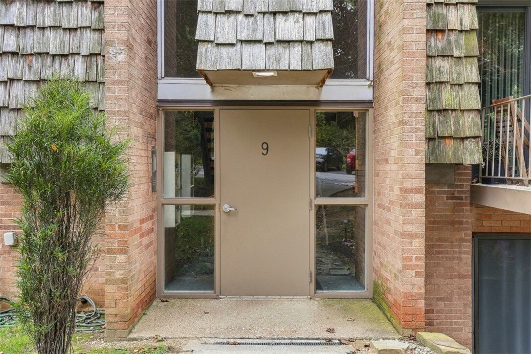 Property Photo:  913 Forest Green Dr  PA 15108 