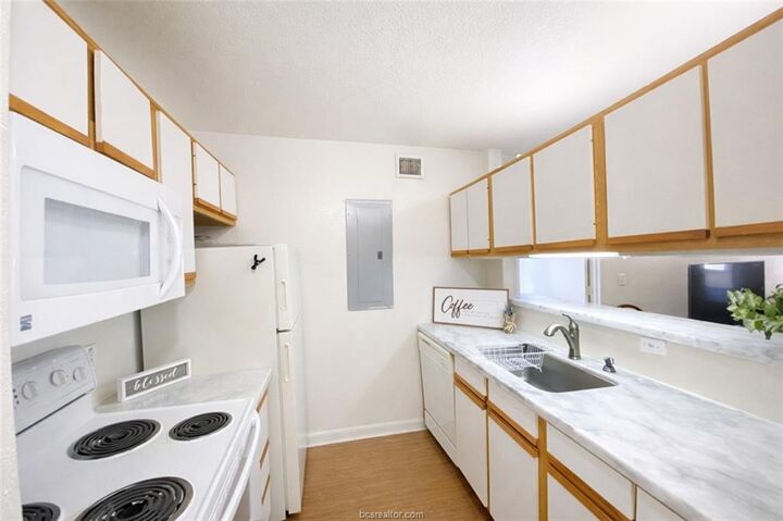 Property Photo: 515 Southwest Pkwy 103 TX 77840