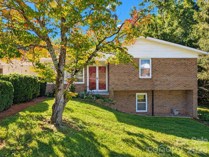 Property Photo:  106 Valley View Street  NC 28655 