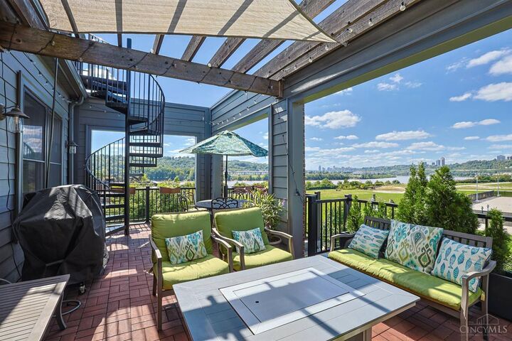 Property Photo:  2900 Corbin Park Court  OH 45226 