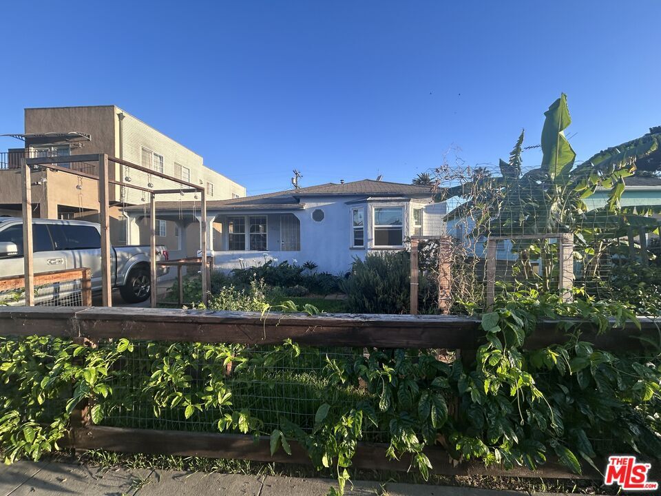 Property Photo:  12444 Greene Ave  CA 90066 