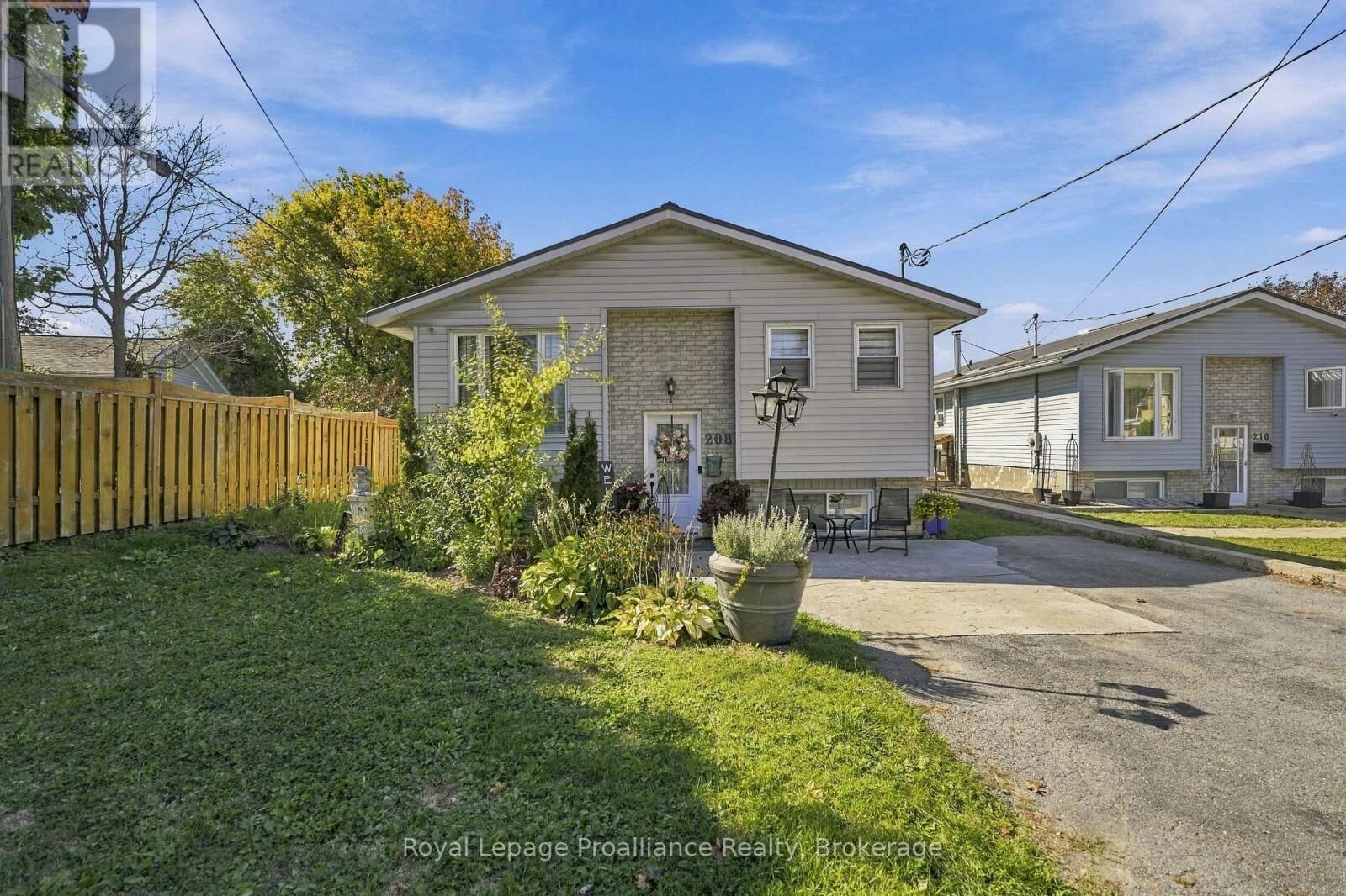 Property Photo:  208 Byron Street  ON K8V 2Z1 